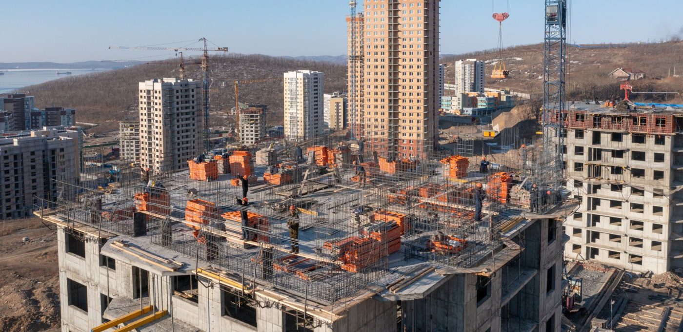 Stavitelé rezidenčního bydlení žehrají na vysoké úrokové sazby