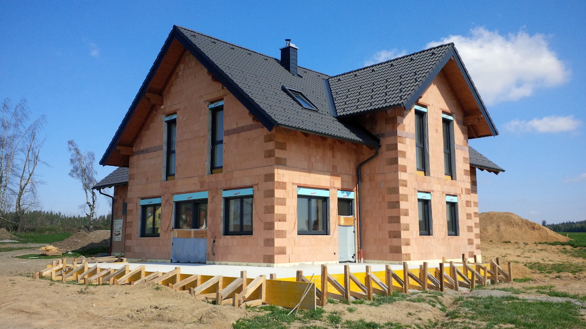 Rodinný dům postavený z pálených cihel.